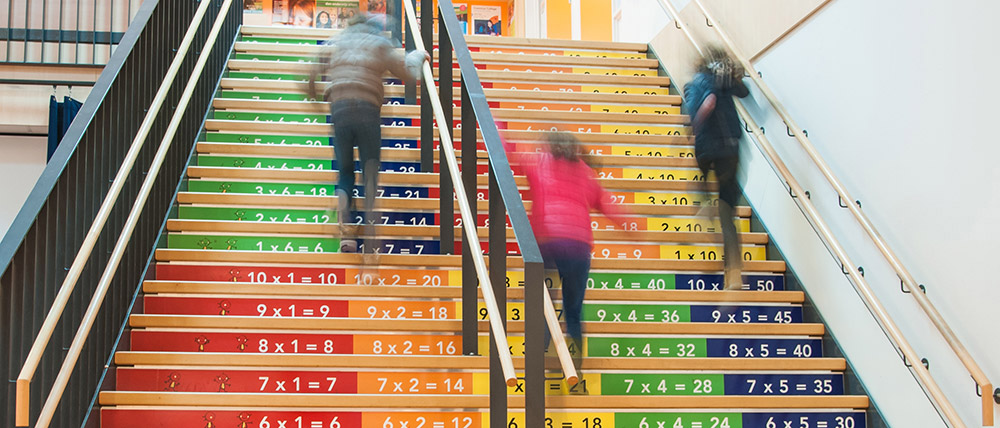 slimme trap op de regenboog school