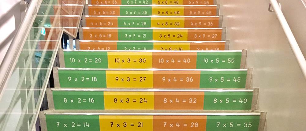 slimme trap op de regenboog school