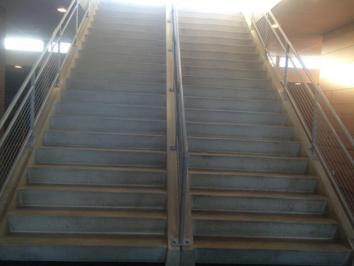 Geen saai grijs blok meer basisschool toermalijn trap beton trapleren 