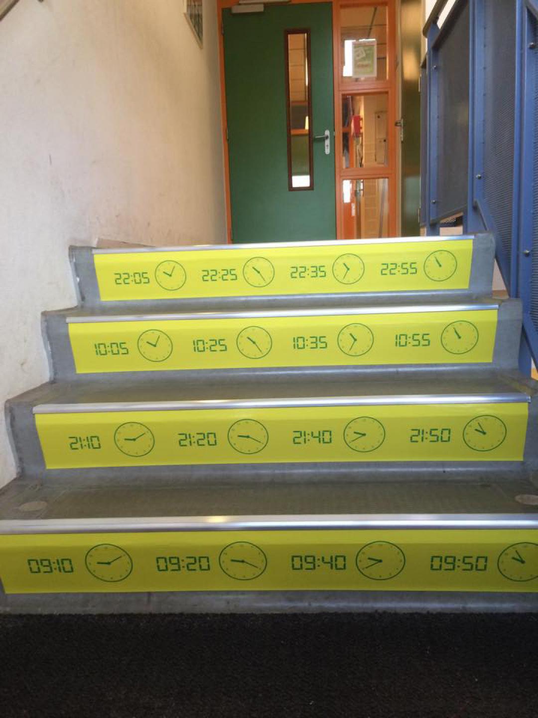 Saltoschool Eindhoven kiest niet alleen rekenen maar ook taal op de trap saltoschool eindhoven klokkijken op de trap leren klokkijken trapleren 