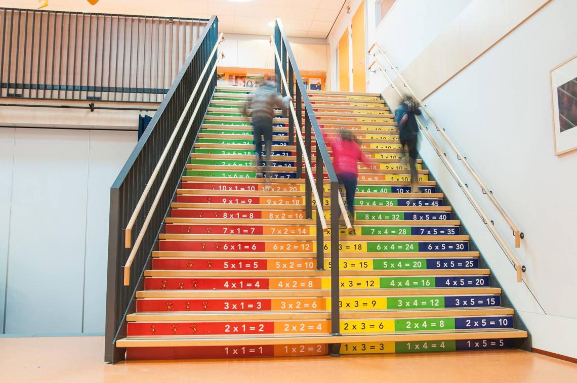 Regenboog Overschie kiest voor de tafels op de trap