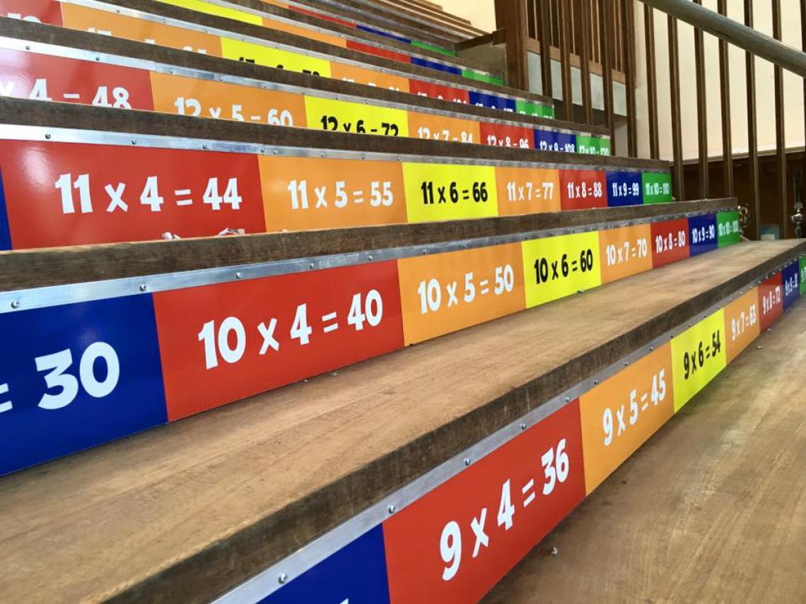 Echt een project op maat! trap hout afwerking trips basisschool trapleren 