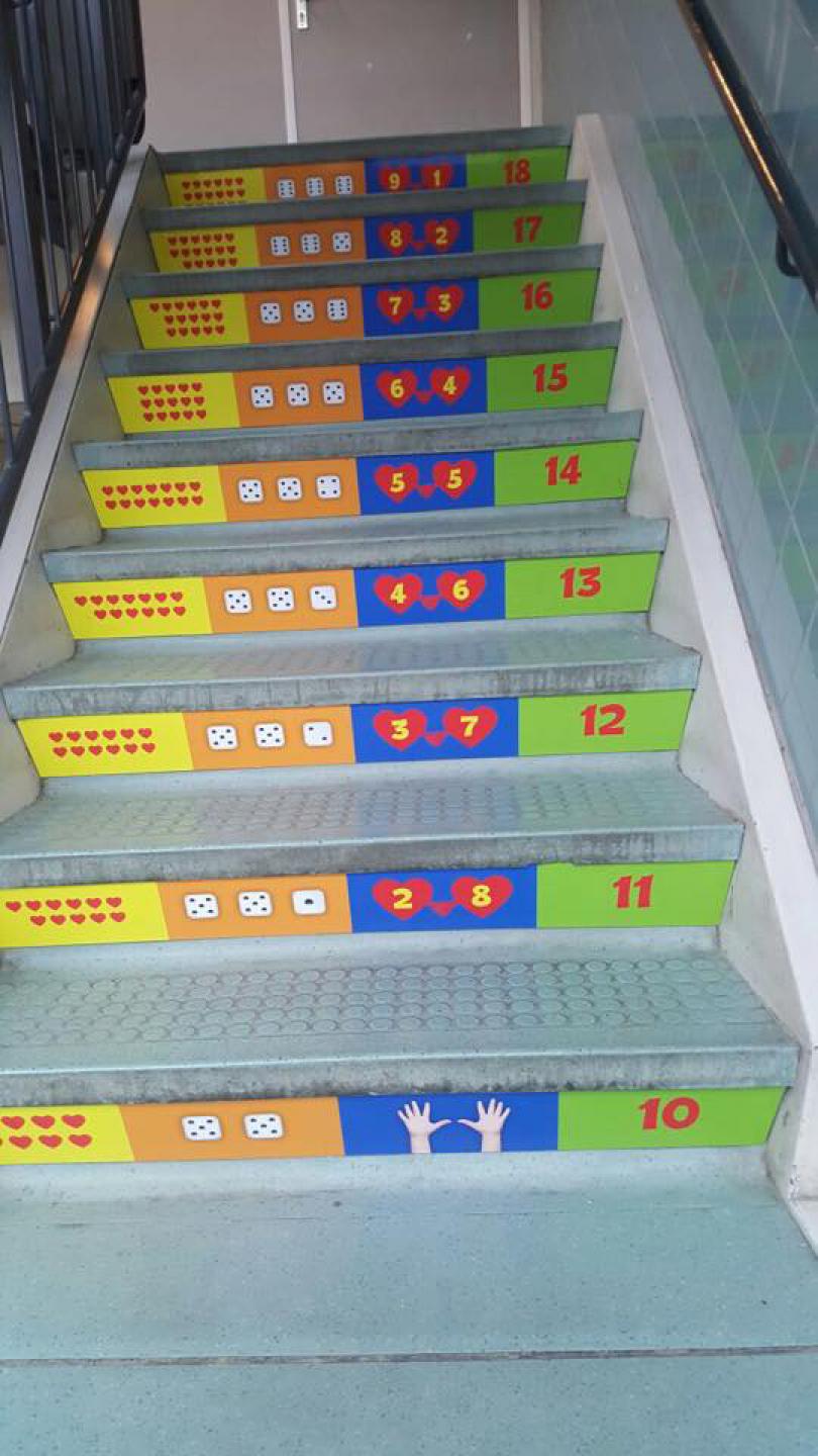 Trap van staal geen probleem valentijnschool kleutertrap verliefde harten 